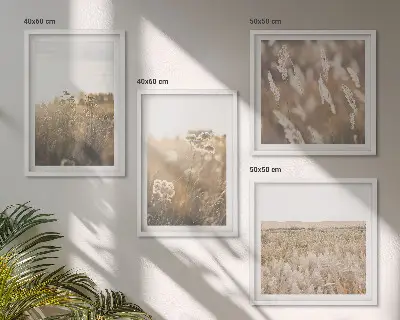Billedvæg over sofa med motiv af landskabsgræs og blomster i varme nuancer