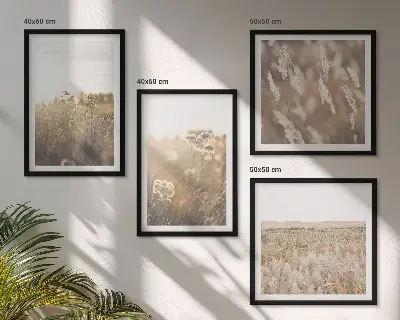 Billedvæg over sofa med motiv af landskabsgræs og blomster i varme nuancer
