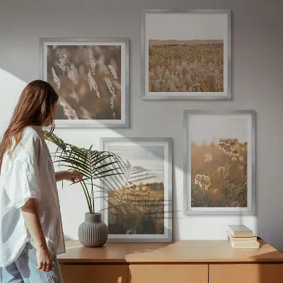 Billedvæg med sommerenge motiver af blomster i solnedgang over sofa