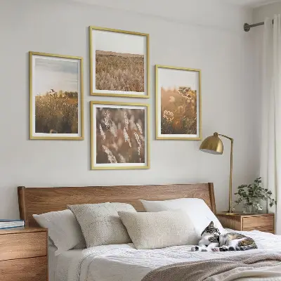 Billedvæg med sommerenge motiver af blomster i solnedgang over sofa