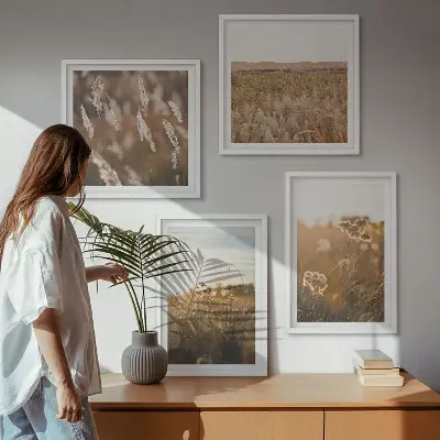 Billedvæg med sommerenge motiver af blomster i solnedgang over sofa