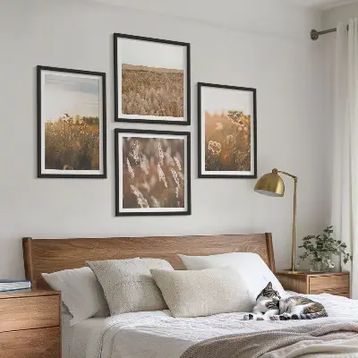 Billedvæg med sommerenge motiver af blomster i solnedgang over sofa