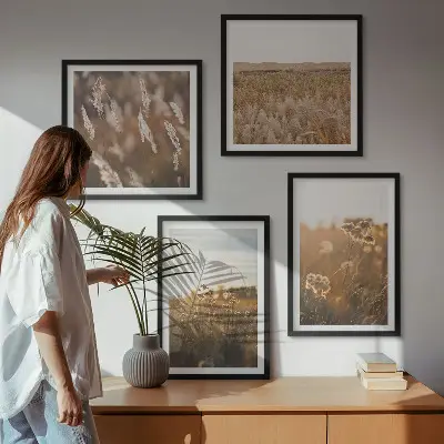 Billedvæg med sommerenge motiver af blomster i solnedgang over sofa