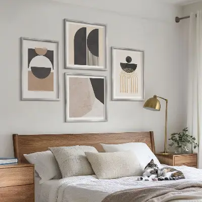 Billedvæg over sofa abstrakte former i beige og brun