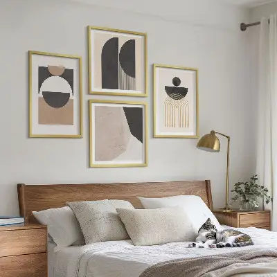 Billedvæg over sofa abstrakte former i beige og brun