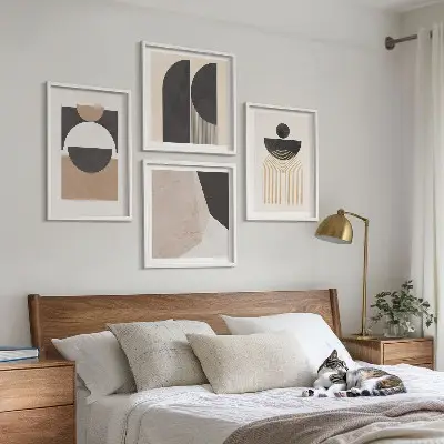 Billedvæg over sofa abstrakte former i beige og brun