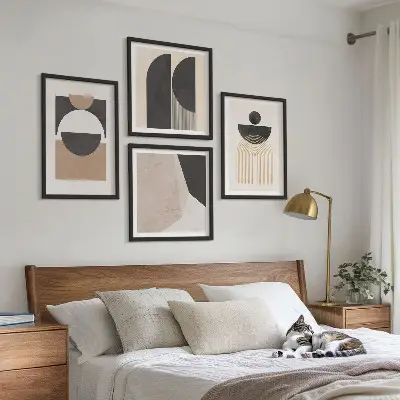 Billedvæg over sofa abstrakte former i beige og brun