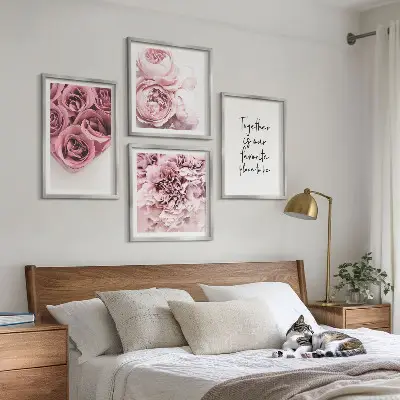 Billedvæg over sofa med motiv af blomsterbuketter af roser og hjem-indskrift