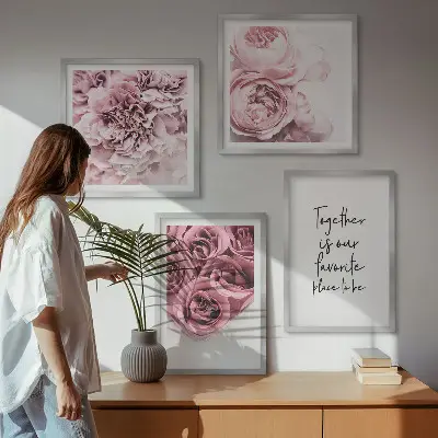 Billedvæg over sofa med motiv af blomsterbuketter af roser og hjem-indskrift