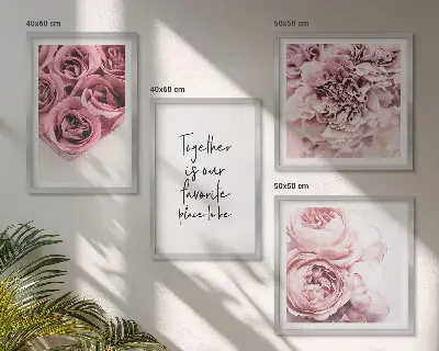 Billedvæg over sofa med motiv af blomsterbuketter af roser og hjem-indskrift