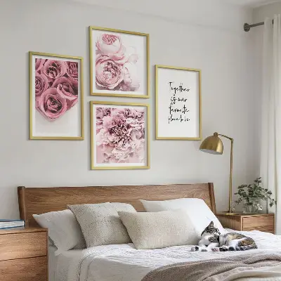 Billedvæg over sofa med motiv af blomsterbuketter af roser og hjem-indskrift