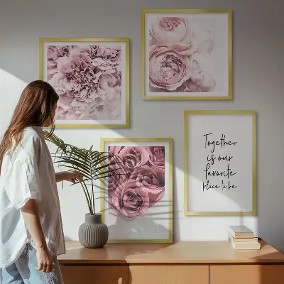 Billedvæg over sofa med motiv af blomsterbuketter af roser og hjem-indskrift