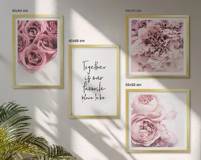Billedvæg over sofa med motiv af blomsterbuketter af roser og hjem-indskrift