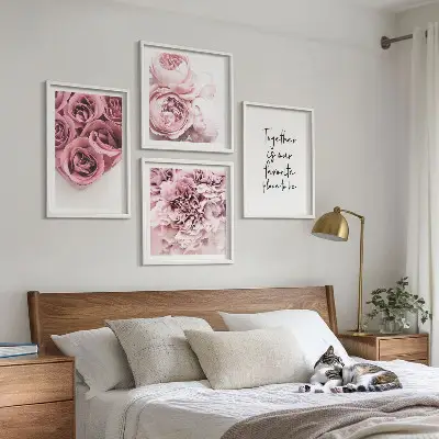 Billedvæg over sofa med motiv af blomsterbuketter af roser og hjem-indskrift