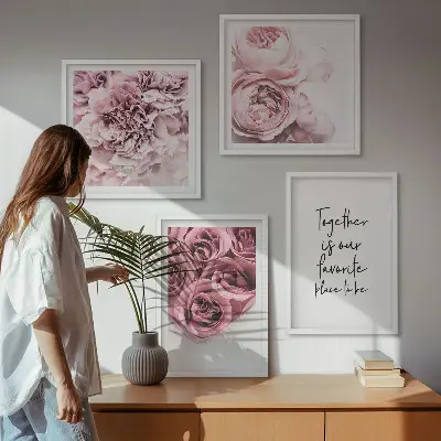 Billedvæg over sofa med motiv af blomsterbuketter af roser og hjem-indskrift