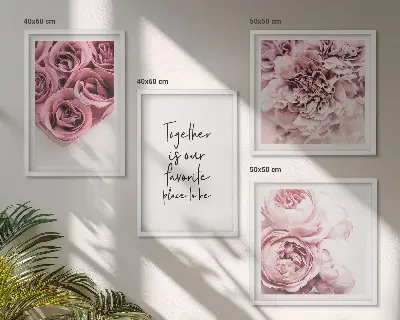 Billedvæg over sofa med motiv af blomsterbuketter af roser og hjem-indskrift
