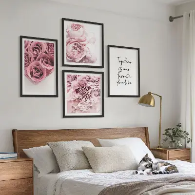 Billedvæg over sofa med motiv af blomsterbuketter af roser og hjem-indskrift