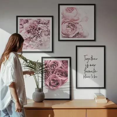 Billedvæg over sofa med motiv af blomsterbuketter af roser og hjem-indskrift
