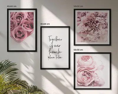 Billedvæg over sofa med motiv af blomsterbuketter af roser og hjem-indskrift
