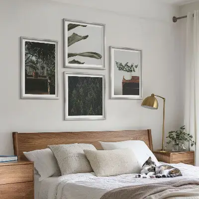 Rustikke potteplanter til billedvæg over sofa