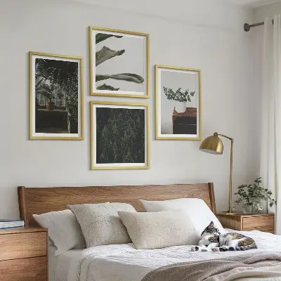 Rustikke potteplanter til billedvæg over sofa