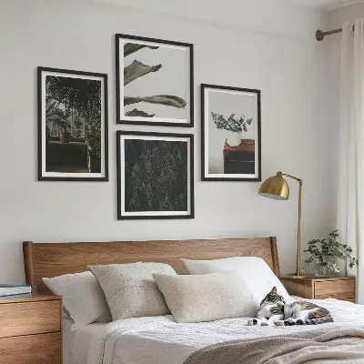 Rustikke potteplanter til billedvæg over sofa