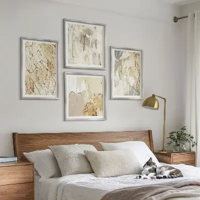 Billedvæg over sofa med abstrakte beige former og linjer