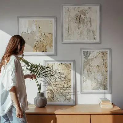 Billedvæg over sofa med abstrakte beige former og linjer