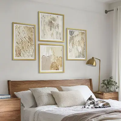Billedvæg over sofa med abstrakte beige former og linjer