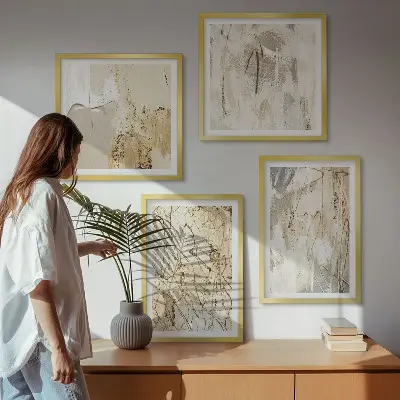 Billedvæg over sofa med abstrakte beige former og linjer