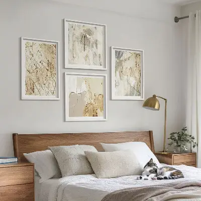 Billedvæg over sofa med abstrakte beige former og linjer