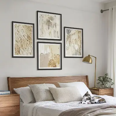 Billedvæg over sofa med abstrakte beige former og linjer