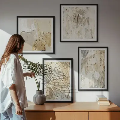 Billedvæg over sofa med abstrakte beige former og linjer