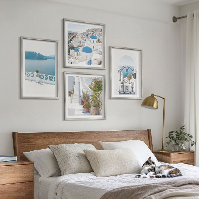 Billedvæg over sofa Hvide trapper planter hav
