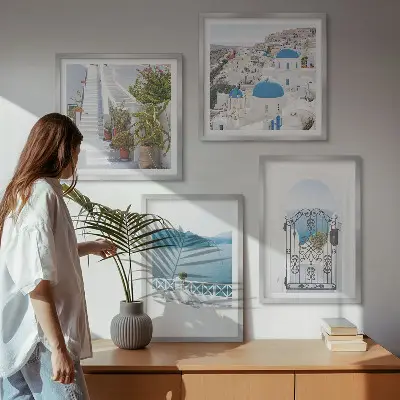 Billedvæg over sofa med motiv af hvide trapper, planter og hav