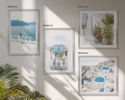 Billedvæg over sofa med motiv af hvide trapper, planter og hav