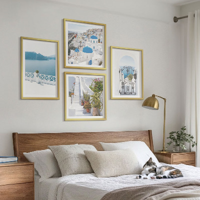 Billedvæg over sofa Hvide trapper planter hav