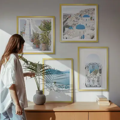 Billedvæg over sofa med motiv af hvide trapper, planter og hav