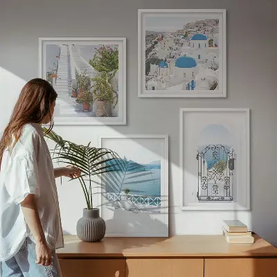 Billedvæg over sofa med motiv af hvide trapper, planter og hav