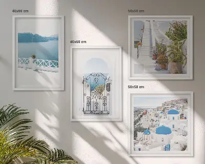 Billedvæg over sofa med motiv af hvide trapper, planter og hav