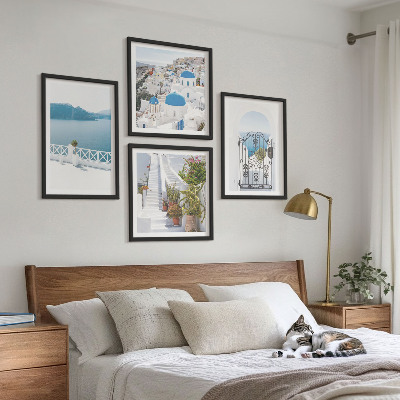 Billedvæg over sofa Hvide trapper planter hav
