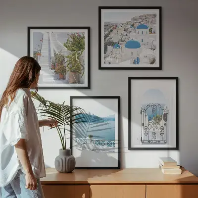 Billedvæg over sofa med motiv af hvide trapper, planter og hav