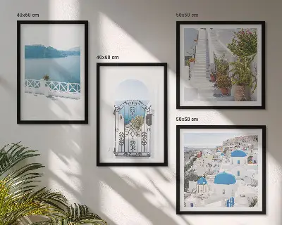 Billedvæg over sofa med motiv af hvide trapper, planter og hav
