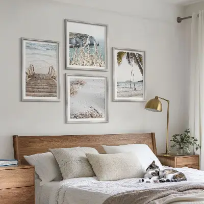 Billedvæg til sofa med motiv af strandtrappe og gyngehavn