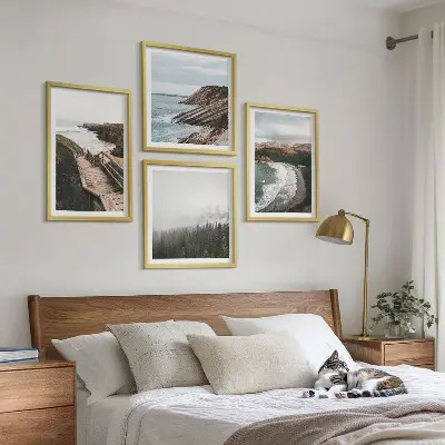 Billedvæg til sofa med motiv af klipper og strandlandskab
