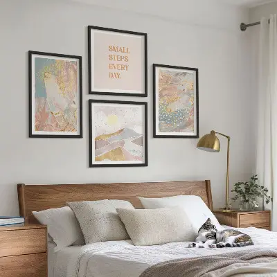 Billedvæg over sofa med abstrakte pastelmønstre