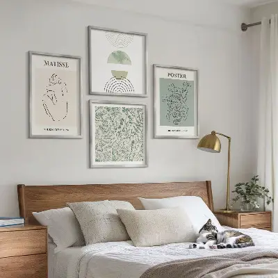 Billedvæg over sofa med minimalistiske linjer og plantemønstre