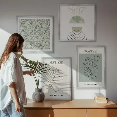 Billedvæg over sofa med minimalistiske linjer og plantemønstre