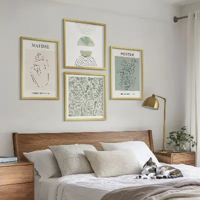 Billedvæg over sofa med minimalistiske linjer og plantemønstre
