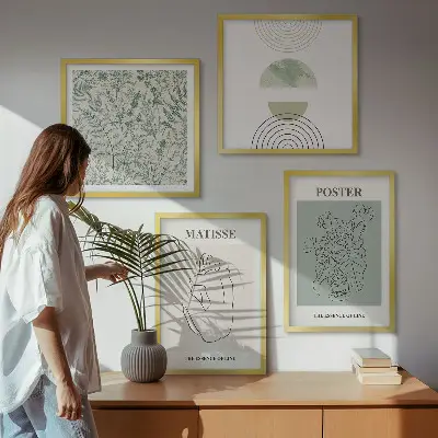 Billedvæg over sofa med minimalistiske linjer og plantemønstre